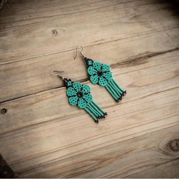 Indigenous hand beaded earrings - Picture 4 of 7